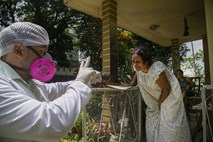 V Indiji več kot 78.000 novih okužb s koronavirusom, oblasti vseeno rahljajo ukrepe 