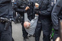 Policija v Berlinu aretirala 300 protestnikov 