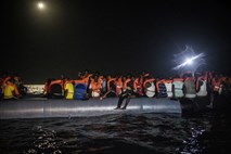 S humanitarne ladje Louise Michel uspešno evakuirali vse migrante