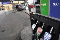 Ceni bencina in dizla še naprej en evro za liter