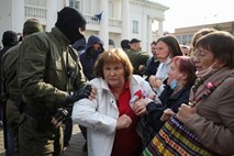 #video Policisti nasilno nad protestnice v Minsku