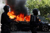Na protestih rumenih jopičev spopad s pariško policijo