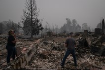 V požarih na zahodu ZDA umrlo že 27 ljudi, na delu 20 tisoč gasilcev