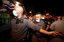 V Izraelu kljub strogim omejitvam več tisoč ljudi na protestih proti Netanjahuju