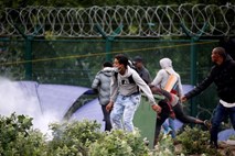 Policija v veliki operaciji izpraznila begunsko taborišče v Calaisu