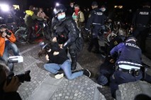 AI Slovenija zaskrbljen nad navedbami o prekomerni rabi policijskih pooblastil na protestih 