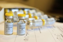 Johnson & Johnson začasno ustavil testiranje cepiva za covid-19