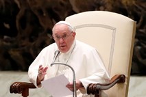 Papež posvaril pred prekinitvijo šolanja za milijone otrok