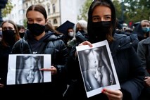 #foto Na Poljskem se nadaljujejo protesti proti odločitvi sodišča  o prepovedi splava