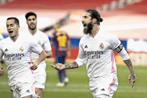 Real Madrid po kontroverzni enajstmetrovki zlomil Barcelono