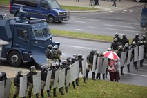Beloruska opozicija nadaljuje množične proteste in polaga upe v Bidna