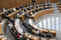 Skupina 37 opozicijskih poslancev v DZ vložila predlog zakona za ukinitev volilnih okrajev