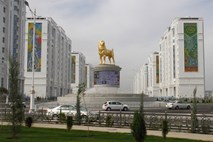 Turkmenistanski predsedniklokalni pasmi psa posvetil velik zlat kip 