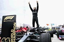 Hamilton po vremenski loteriji ob bok Schumacherju
