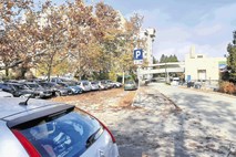 Parkirišče v Komanovi ulici bo plačljivo