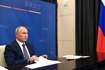 Putin zaskrbljen zaradi povečanega števila smrtnih primerov med bolniki s covidom-19