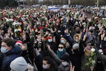 Policija znova z nasiljem nad protestnike v Minsku 