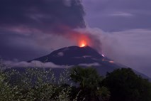 V Indoneziji več tisoč evakuiranih zaradi ognjeniškega izbruha 