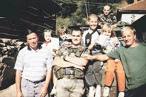 Deklica s Kosova in francoski vojak