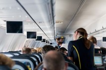 Kako se bodo spremenila potovanja z letalom? Kitajci stevardesam priporočajo plenice