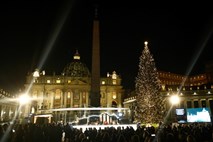 #foto V Vatikanu slovesno osvetlili slovensko božično drevo