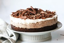 Enostavna čokoladna mousse torta