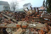 Na potresnem območju mnogi noč preživeli na prostem, gasilci izpod ruševin rešili mladenko