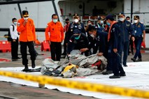#foto #video Iz morja pred obalo Džakarte potegnili razbitine letala, našli tudi trupla in črni skrinjici