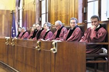Ustavni sodniki zamrznili 780 milijonov evrov za naložbe v SV