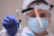 Na Danskem potrdili prvo okužbo z južnoafriškim sevom koronavirusa