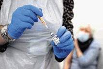 Zaradi zamikov pri dobavah cepiv EU farmacevtskim gigantom grozi s tožbami