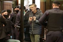Navalni mora v zapor, Zahod je skočil v zrak