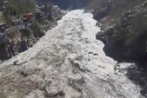 #foto #video S pobočja Himalaje se je odlomil del ledenika, umrlo do 150 ljudi