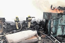 Požar na avtomobilskem odpadu gasilo kar 124 ljubljanskih gasilcev