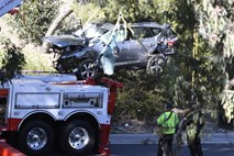 Woods pri zavesti in okreva po hudi prometni nesreči