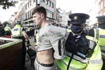 V nasilnih protestih na Irskem policija aretirala več ljudi 