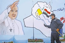 Papež začenja zgodovinski obisk v Iraku