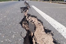 Po močnih potresih v Grčiji za bivanje neprimernih okoli 900 stavb 