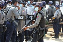 Mjanmarske varnostne sile nad protestnike znova s solzivcem in šok granatami