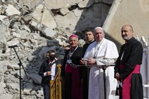 Papež obiskal Mosul in molil za žrtve konflikta z Islamsko državo 