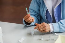 Razvijalci ruskega cepiva od Eme zahtevajo opravičilo zaradi negativnih komentarjev
