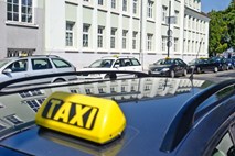 Taksistom zaradi 15-minutne opozorilne vožnje kazni v višini 22.800 evrov