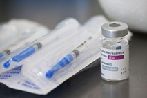 Ema: Koristi cepiva AstraZenece večje od tveganj stranskih učinkov; končna odločitev v četrtek