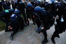 Po Evropi več protestov proti omejitvenim ukrepom, v Nemčiji posredovala policija