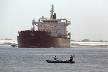 Ogromna tovorna ladja zablokirala Sueški prekop  