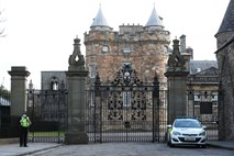 V škotski palači britanske kraljice odkrili sumljiv predmet