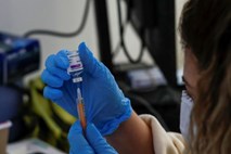 V Veliki Britaniji zaradi cepljenja z  AstraZeneco  30 primerov krvnih strdkov in sedem smrti