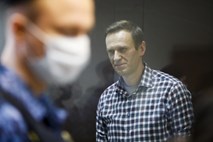 Navalni kljub poslabšanem zdravstvenem stanju nadaljuje gladovno stavko
