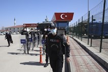 V Turčiji zaradi poskusa državnega udara na dosmrtni zapor obsodili 22 bivših vojakov