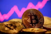 Bitcoin prvič presegel vrednost 62.000 dolarjev